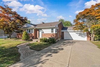 Building Photo - 25152 Fairway Dr