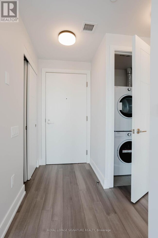Photo du bâtiment - 2525-2525 Bathurst St