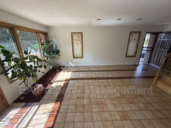 Building Photo - 500 Oakwood Pl NE