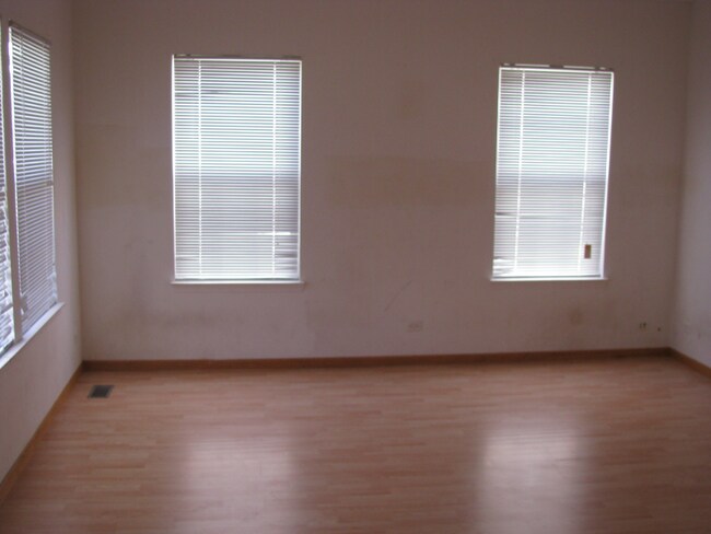 Foto del edificio - 357 Waterbury Dr