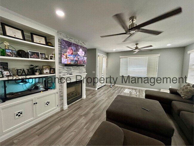 Foto del edificio - Stunning 4 Bed/3 Bath NW Bakersfield Home ...