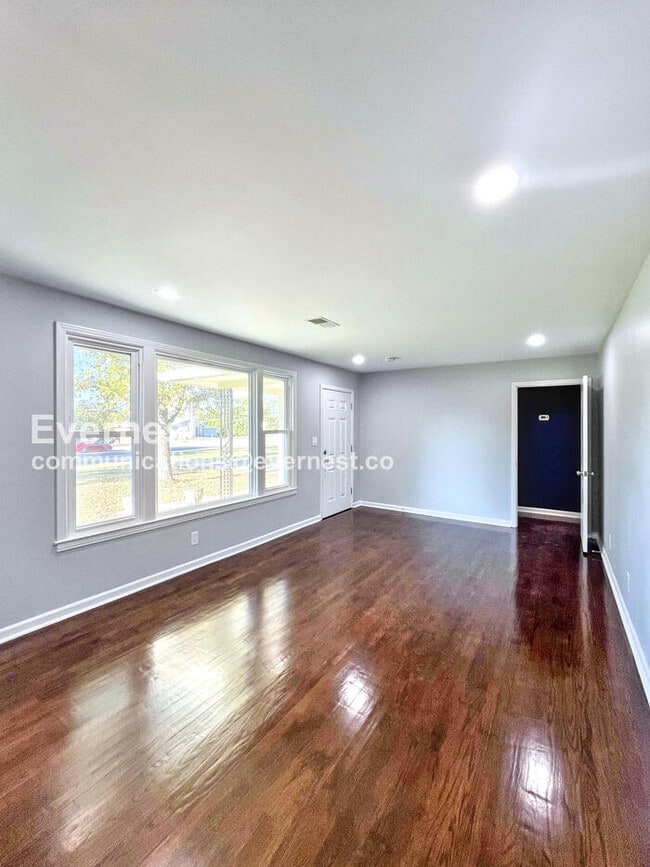 Foto del edificio - 818 W Old Hickory Blvd