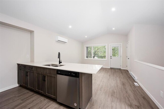 Photo du bâtiment - 120.5 Imperial Ave