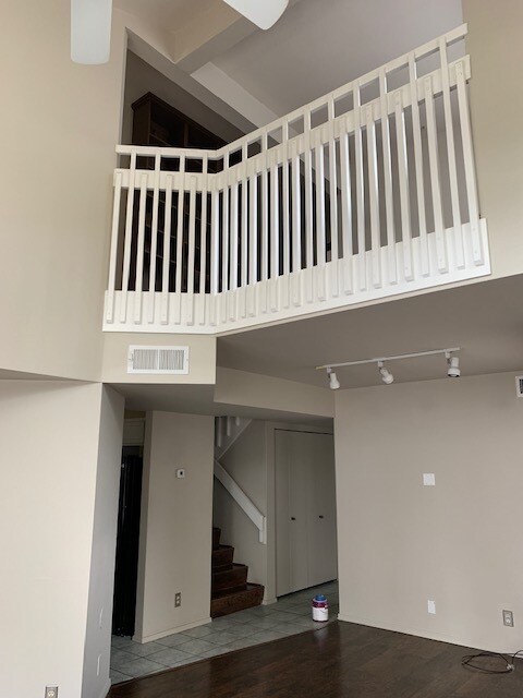 Building Photo - 2 story 2 car garage 2 bed 2.5 bath townhome