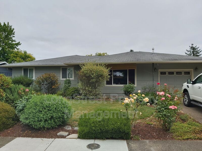 Primary Photo - 320 NE Cambridge Cir