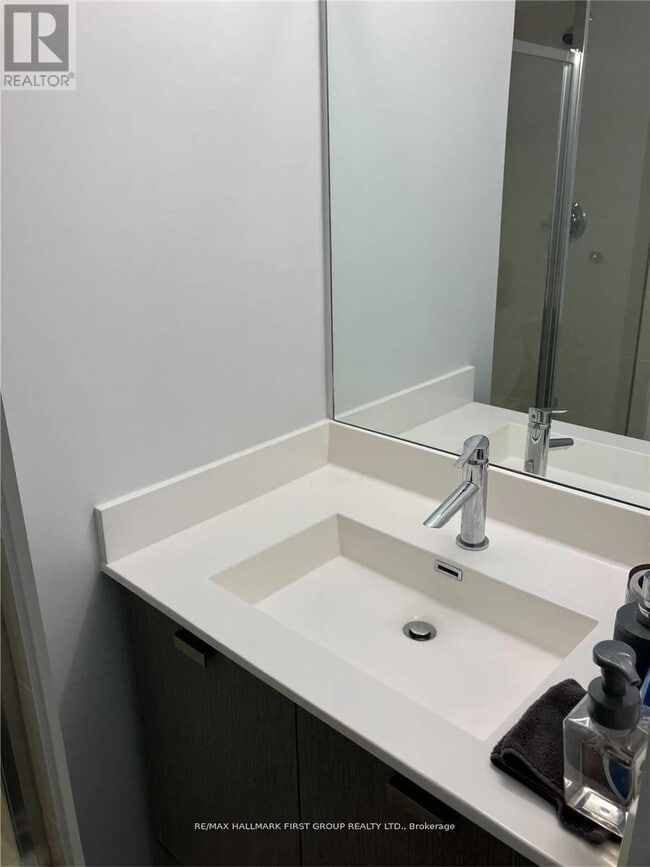 Building Photo - 275 Village Green Square