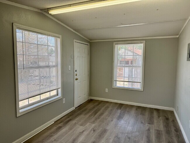 Foto del edificio - Move In Special: Half off the first month's rent with a 14-month lease.  Updated Rear Unit