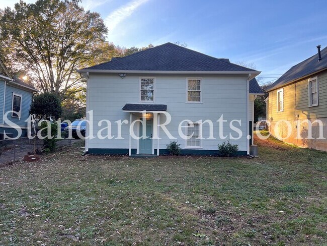 Foto del edificio - Adorable updated bungalow on a large lot in the heart of Grant Park!