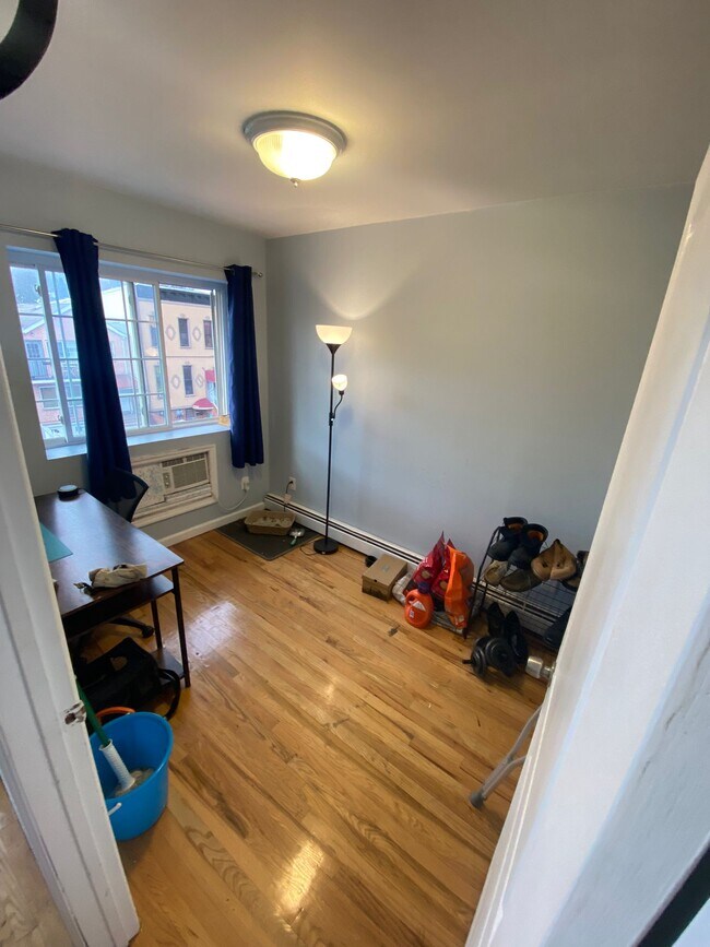 Building Photo - 992 Halsey St