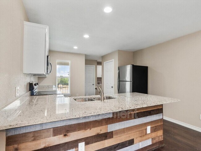 Building Photo - 1406 Courtney Pl