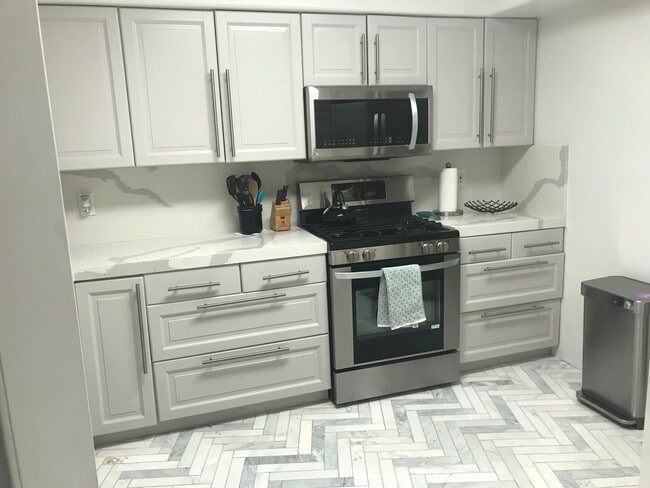 1st fl Kitchen - 3401 Barham Blvd