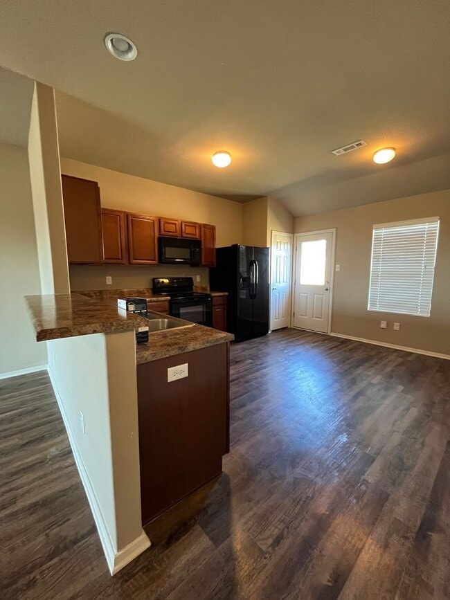 Building Photo - 3 Bed / 2 Bath off of Airport Road