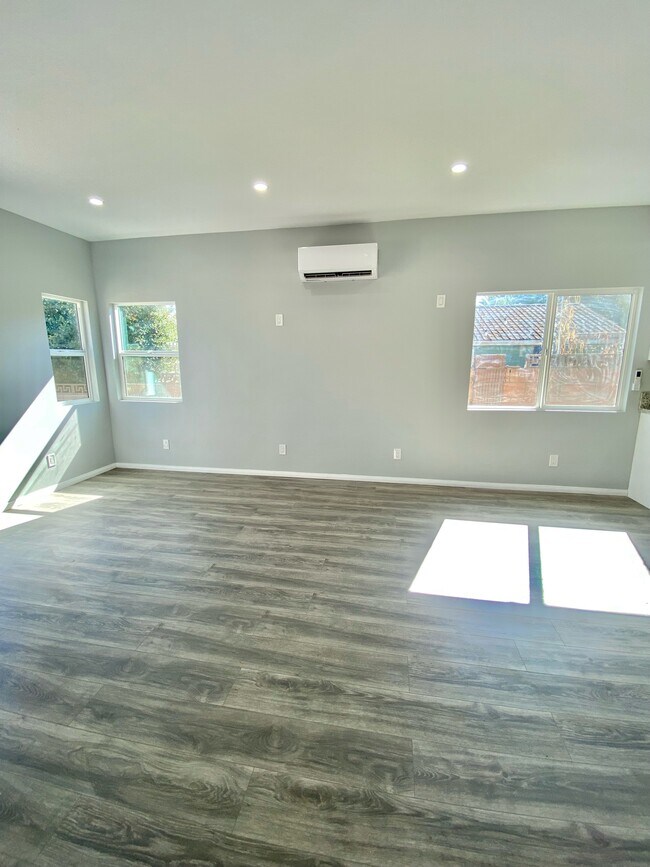 Sala de estar sin muebles - 5451 Brynhurst Ave