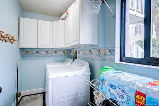 Foto del edificio - 5563 NE Gulfstream Way