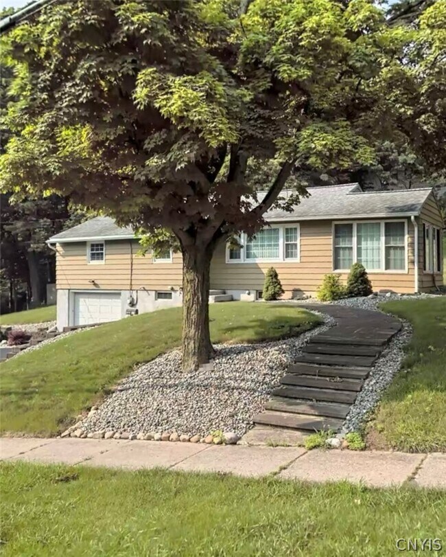 Foto del edificio - 63 Higby Rd