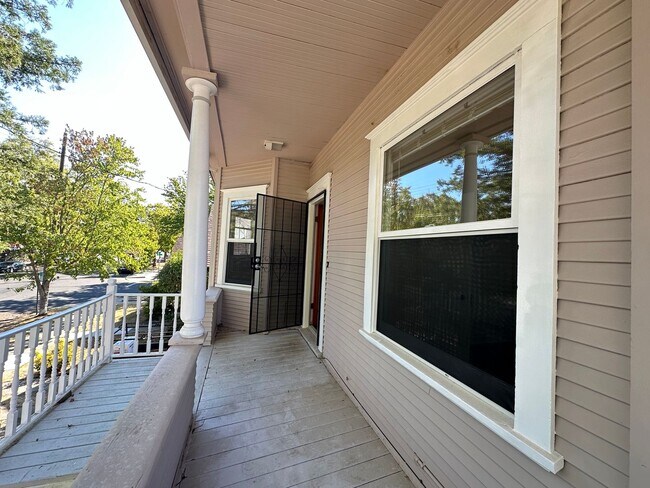 Building Photo - Upstairs 2 Bedroom - Near UCD Med Center