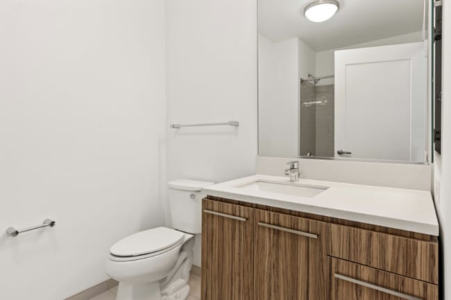 Foto del edificio - 325 W Wolf Point Plaza