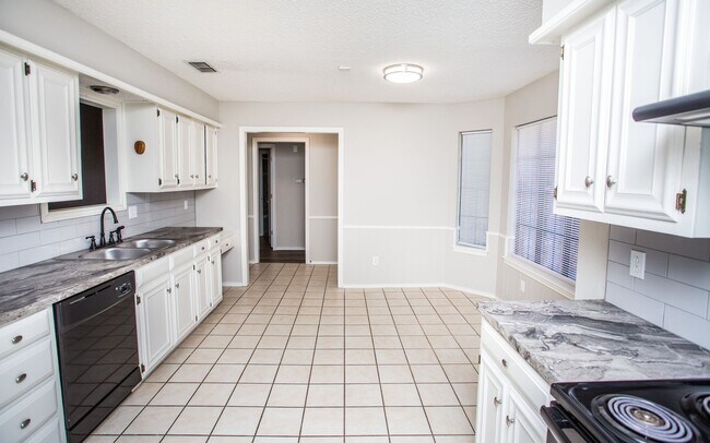 Foto del edificio - Available June 15th: Spacious 3 Bed, 2 Bath Ready for You!
