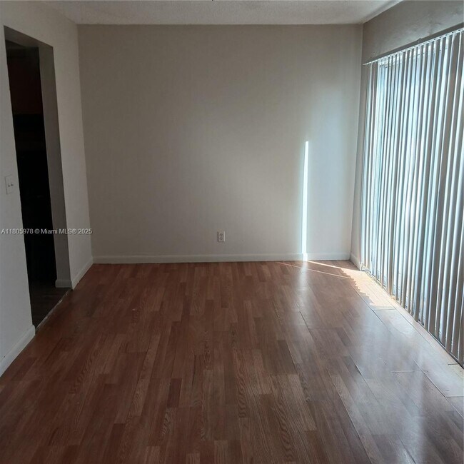 Foto del edificio - 5906 NW 21st St