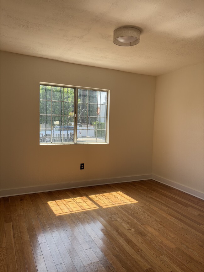 Building Photo - 2051 Burnside Ave