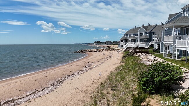 Foto del edificio - 72 Cosey Beach Ave