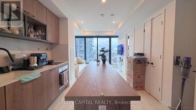 Building Photo - 505 Richmond St W