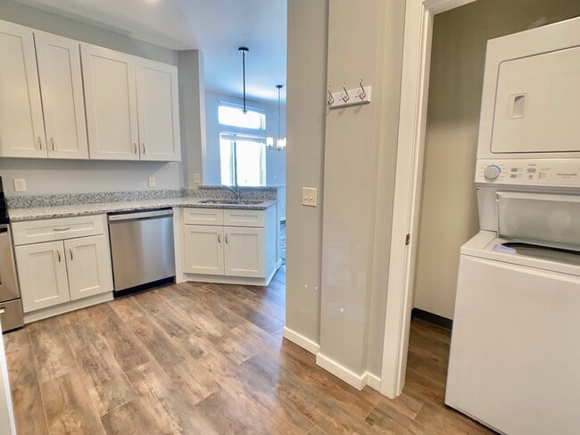 Building Photo - 207 E 4th St