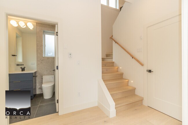 Building Photo - 5260 Larch St