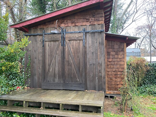 Foto del edificio - 116 W College St