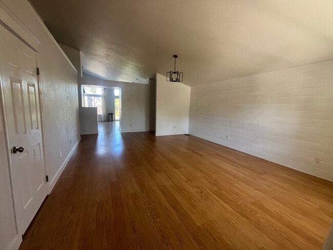 Foto del edificio - 705 Summer Cir