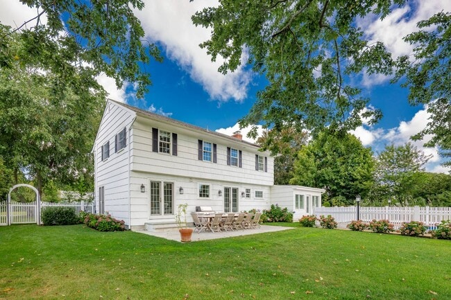 Building Photo - 18 S Rosko Dr