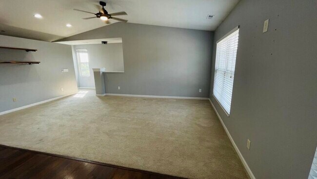 Foto del edificio - 422 Breezewood Ct