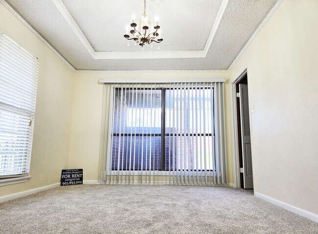 Building Photo - Brick 3/2/2 in Nice Denison Neighborhood O...