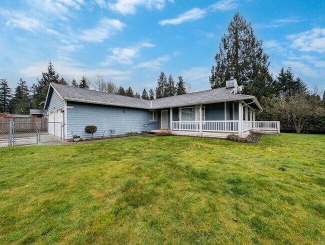 Foto del edificio - 3 bed, 2 bath Ramber with 2 Car Garage & Fenced yard!