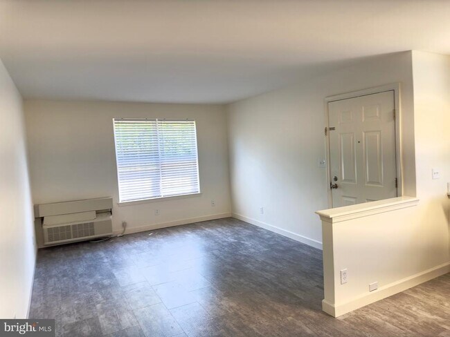 Foto del edificio - 137 Roosevelt Blvd