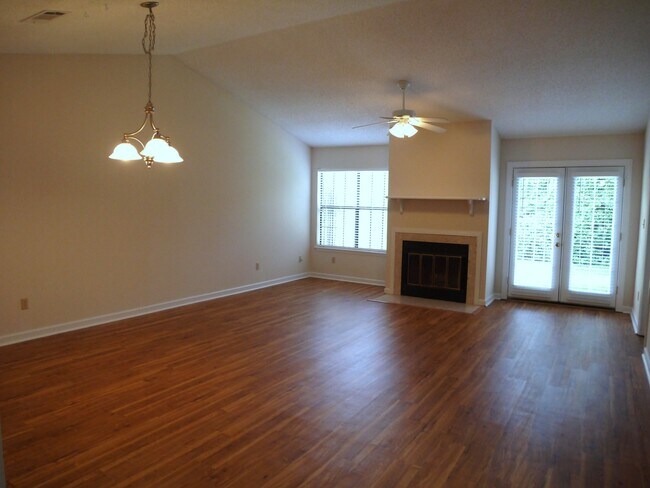 Spacious greatromm - 815 Ashlyn Forest Dr