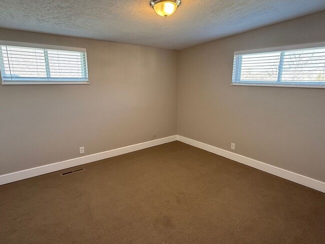 Building Photo - Beautifully remodeled home