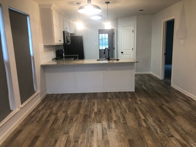 Building Photo - 404 Hickorywood St