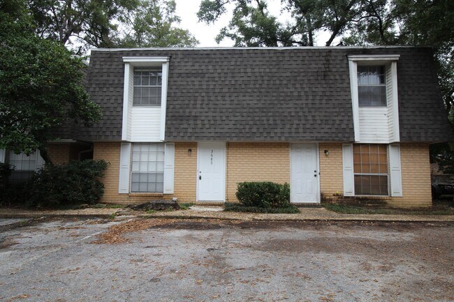 Building Photo - 2 bedroom 1.5 bathroom townhome convention...