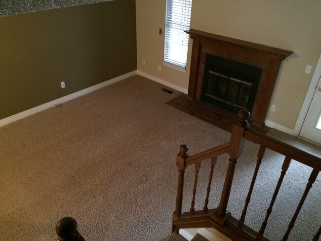 Building Photo - 3 Bed 2 Bath Townhouse in Louisville Available July!!