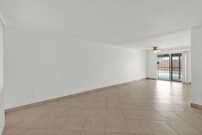 Foto del edificio - Great 3 bed 2 bath home with a pool!