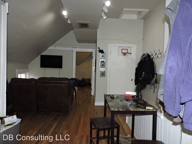 Building Photo - 24 Conklin St