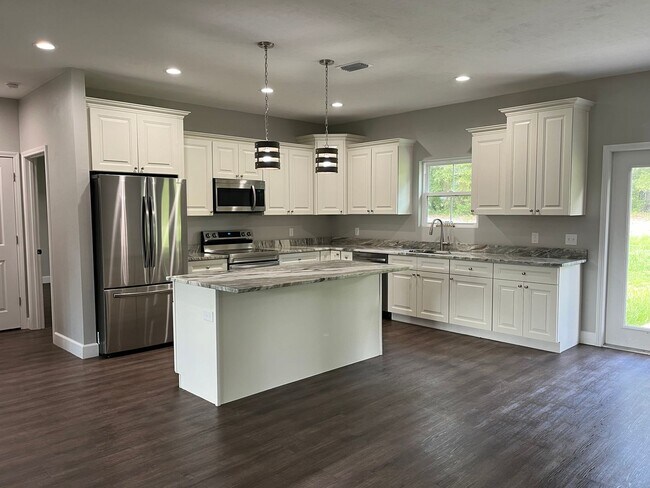 Foto del edificio - Upgraded New 3 Bedroom, 2 Bath home in Eme...