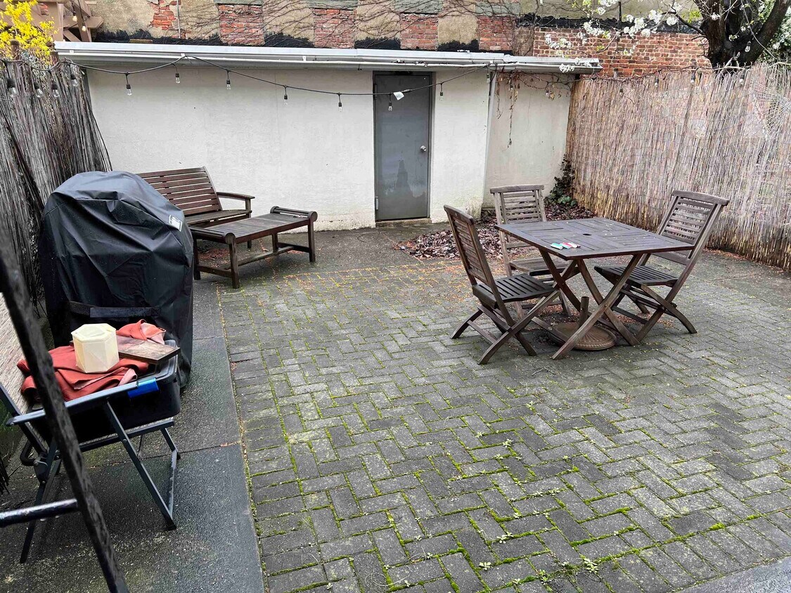 Primary Photo - 528 Garden St