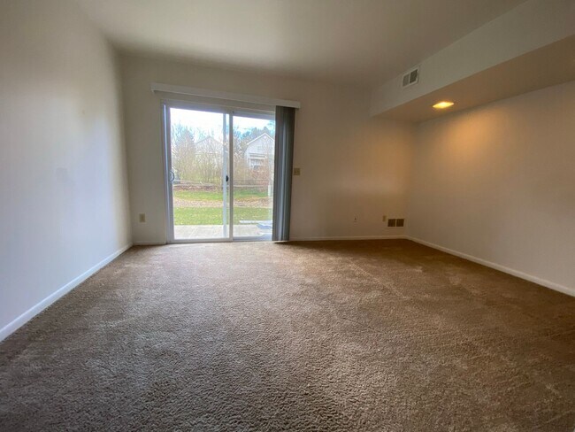 Foto del edificio - Amazing Two Bedroom Townhouse in Zelienopl...