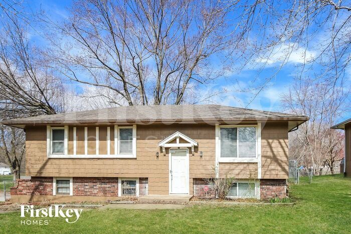 Primary Photo - 301 NE Lakeview Dr