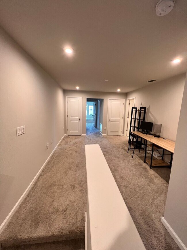 Building Photo - 3 bedroom, 2.5 bathroom Townhome in Parkvi...