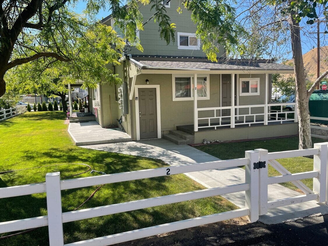 203 S Division St Unit 2, Cashmere, WA 98815 Apartments in Cashmere