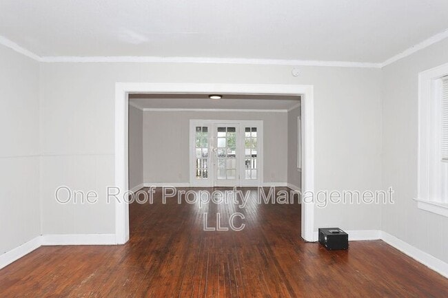 Foto del edificio - 3225 E 8th St