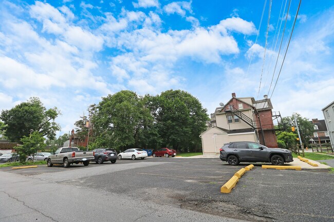 Building Photo - 609 S High St